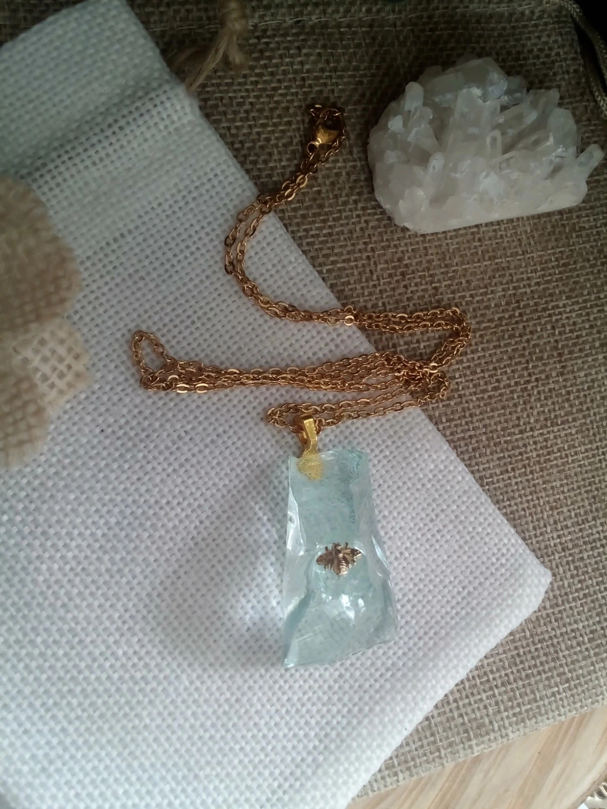 Collier pierre d'Aigue marine brute avec abeille